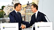 Le président français Emmanuel Macron, à gauche, et le Premier ministre suédois Ulf Kristersson se serrent la main lors d’une conférence de presse à Stockholm, en Suède, lundi