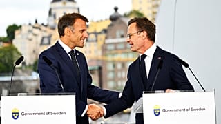 Le président français Emmanuel Macron, à gauche, et le Premier ministre suédois Ulf Kristersson se serrent la main lors d’une conférence de presse à Stockholm, en Suède, lundi