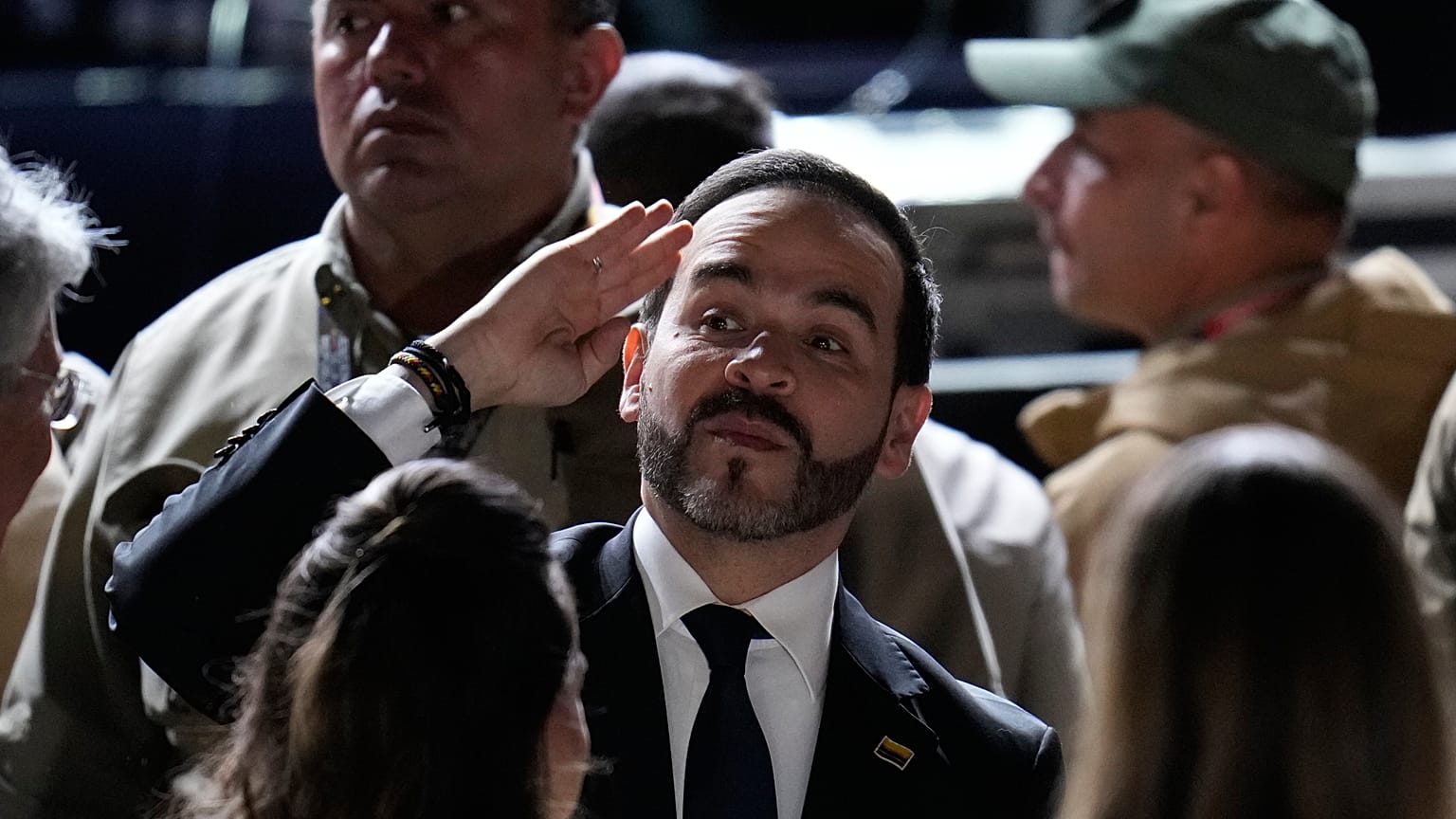 Abelardo de la Espriella llega a una ceremonia en honor a las víctimas del reciente terremoto colombiano en la plaza Bolívar de Colombia, el viernes 28 de agosto de 2026