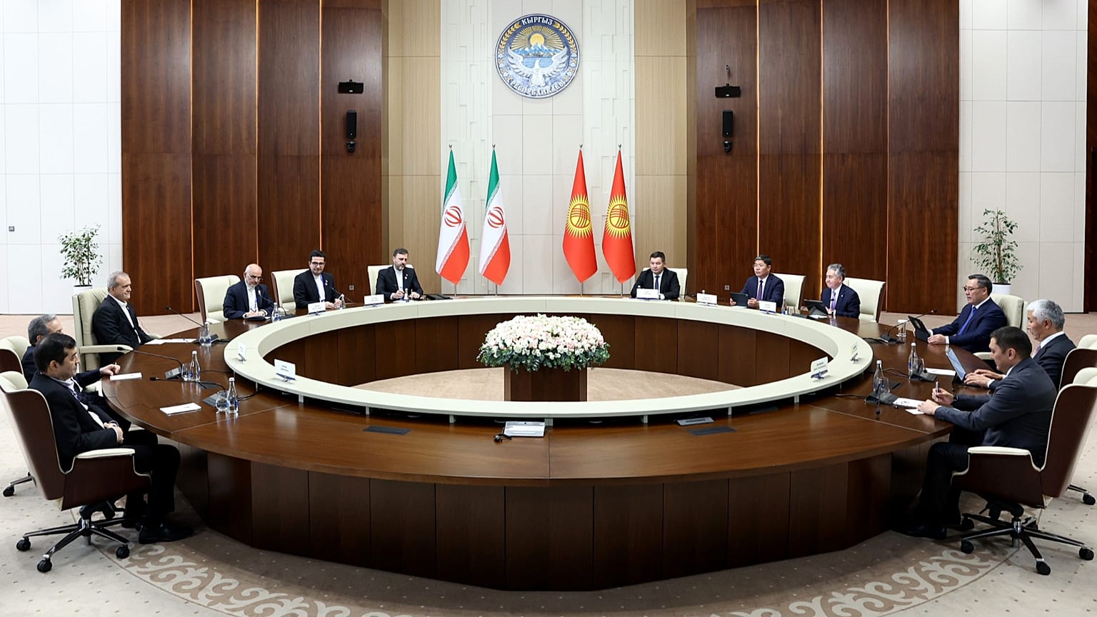 دیدار روسای جمهوری ایران قرقیزستان در حاشیه نشست رهبران سازمان همکاری شانگهای