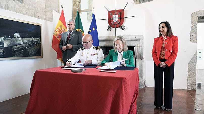 Assinatura do acordo entreSubdiretor-geral de Armamento português, Contra-almirante António Mateus, e a Secretária de Estado da Defesa de Espanha, María Amparo Valcarce García