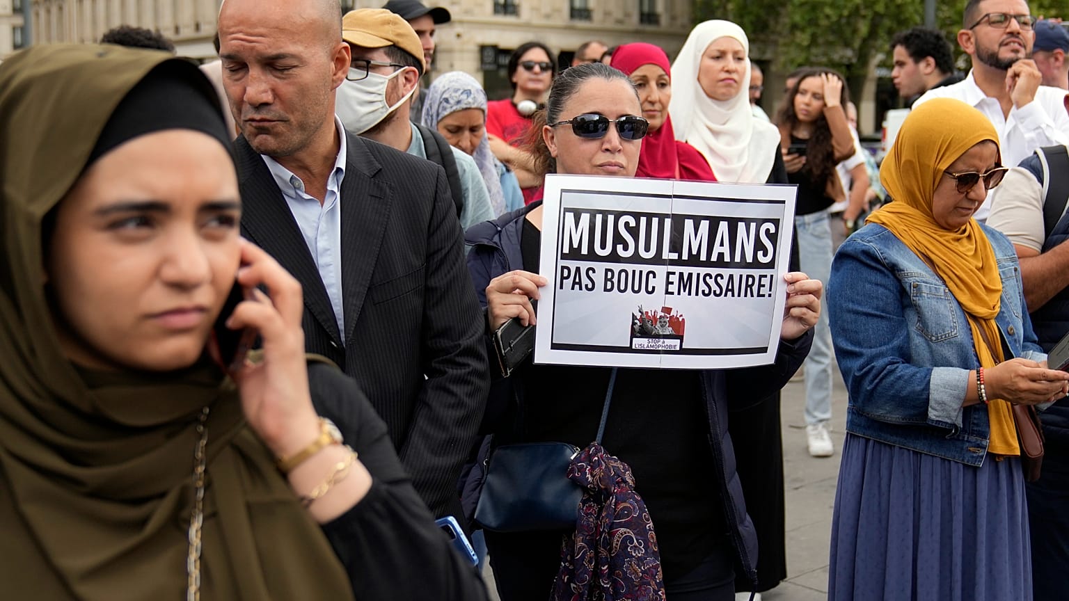 متظاهرون يرفعون لافتة كتب عليها "المسلمون ليسوا كبش فداء" خلال تجمع في باريس، أيلول/سبتمبر 2022.