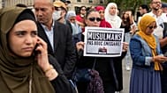 متظاهرون يرفعون لافتة كتب عليها "المسلمون ليسوا كبش فداء" خلال تجمع في باريس، أيلول/سبتمبر 2022.