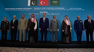وزراء خارجية ومسؤولون من السعودية وتركيا وباكستان خلال أول اجتماع للجنة السياسية والدفاعية لـ"اتفاق مكة" في إسطنبول، 31 آب 2026.