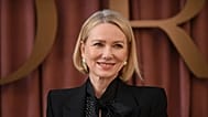Naomi Watts llega a un evento promocional de "Love Story: John F. Kennedy Jr. & Carolyn Bessette" el martes 2 de junio de 2026 en los estudios Paramount de Los Ángeles.