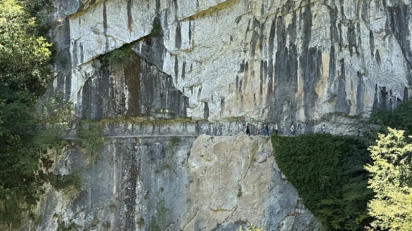 Εξωτερική εικόνα των σπηλαίων του Σκότσαν 