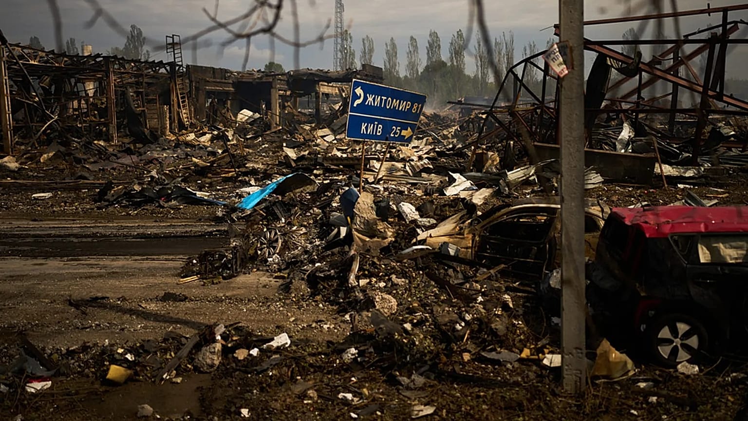 Veicoli distrutti e detriti giacciono sparsi il giorno dopo che un attacco russo ha colpito un magazzino in un villaggio alla periferia di Kiev, domenica 30 agosto 2026