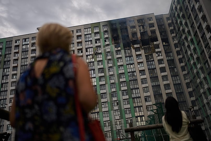 Les pompiers interviennent après qu'un drone russe a frappé un immeuble résidentiel à Kyiv, le mardi 1er septembre 2026