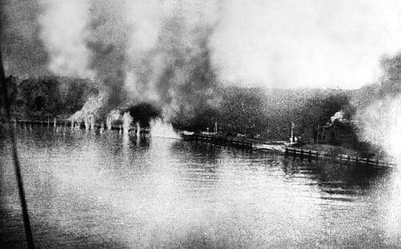 Zdj. archiwalne. Gejzery wody i kłęby dymu nad Westerplatte, 18 września 1939 roku. Polski skład amunicji i garnizon ostrzeliwał niemiecki krążownik „Schleswig-Holstein”. 