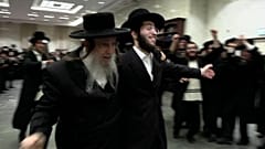 Homens ultraortodoxos em Elad receberam um estudante de yeshiva libertado de uma prisão militar, numa altura de disputa em Israel sobre o serviço dos haredim.