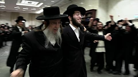 Ultraorthodoxe Männer in Elad begrüßen einen Jeschiwa-Studenten, der aus dem Militärgefängnis entlassen wurde – Hintergrund ist der anhaltende Streit um die Haredi-Wehrpflicht.