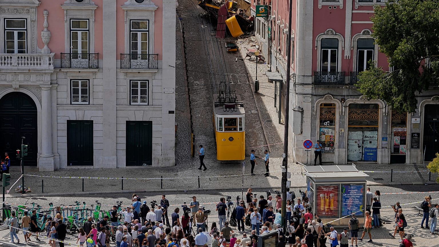 El Elevador da Glória de Lisboa descarrila el 3 de septiembre de 2025, causa la muerte de 16 personas y hiere a más de 20