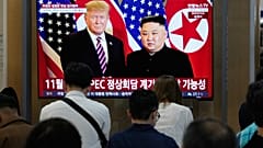 20 أغسطس/آب 2026 – شاشة تلفزيون في محطة سيول تعرض صورًا أرشيفية للزعيم الكوري كيم جونغ أون والرئيس الأمريكي ترامب خلال نشرة أخبارية.