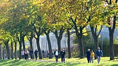 Spaziergaenger und Jogger geniessen in Freiburg den Herbst, Oktober 2004.