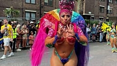 Carnaval de Notting Hill assinala os 60 anos, celebrando a cultura afro-caribenha britânica com música, dança e fatos coloridos no oeste de Londres