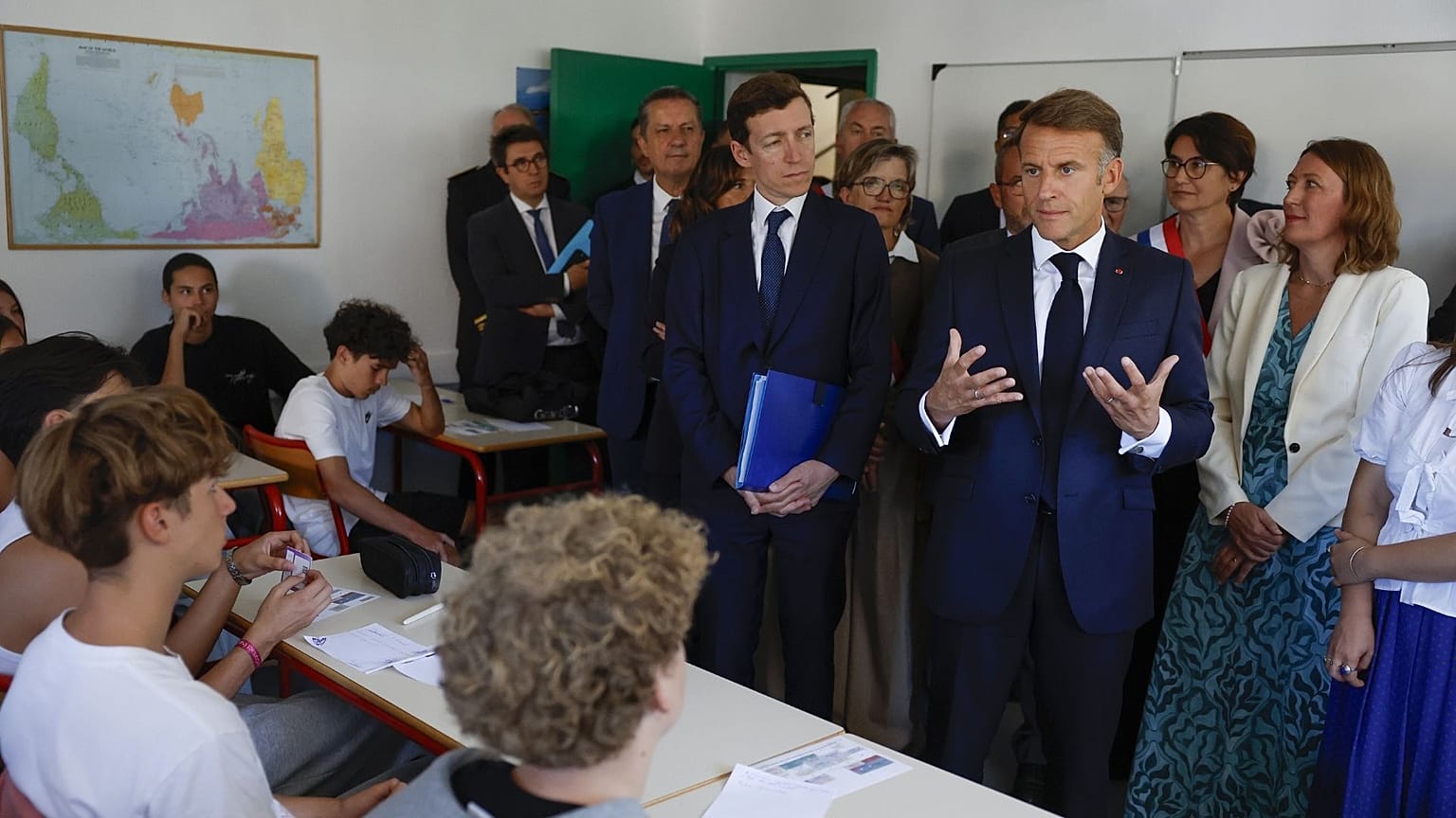 Emmanuel Macron s'entretient avec des élèves lors de sa visite au lycée Chaptal, à l'occasion de la rentrée scolaire, à Mende, dans le sud de la France, 1 septembre