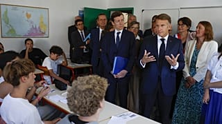 Emmanuel Macron s'entretient avec des élèves lors de sa visite au lycée Chaptal, à l'occasion de la rentrée scolaire, à Mende, dans le sud de la France, 1 septembre