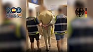 El fugitivo, esposado y siendo escoltado por la Policía Nacional