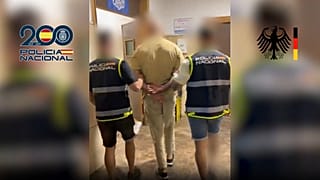 El fugitivo, esposado y siendo escoltado por la Policía Nacional