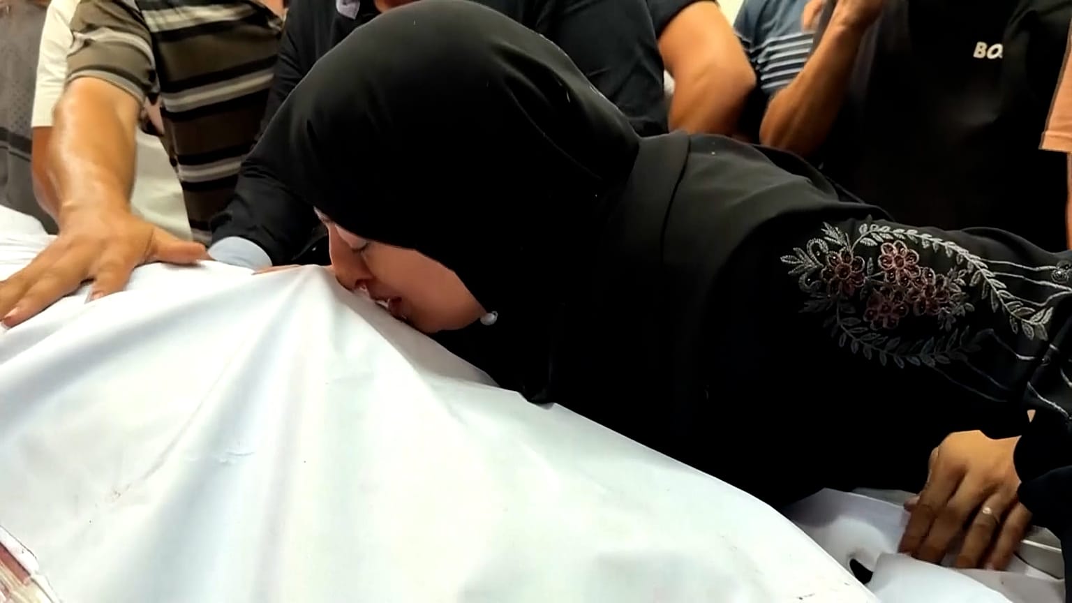 مسئولان بیمارستان و امدادگران اعلام کردند حملات هوایی اسرائیل روز دوشنبه دست‌کم پنج فلسطینی را در شهر غزه کشت، در میانه خشونت‌های ادامه‌دار.