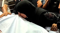Ataques aéreos israelitas mataram pelo menos cinco palestinianos em Gaza, segunda-feira, segundo fontes hospitalares e equipas de resgate, numa altura de violência contínua