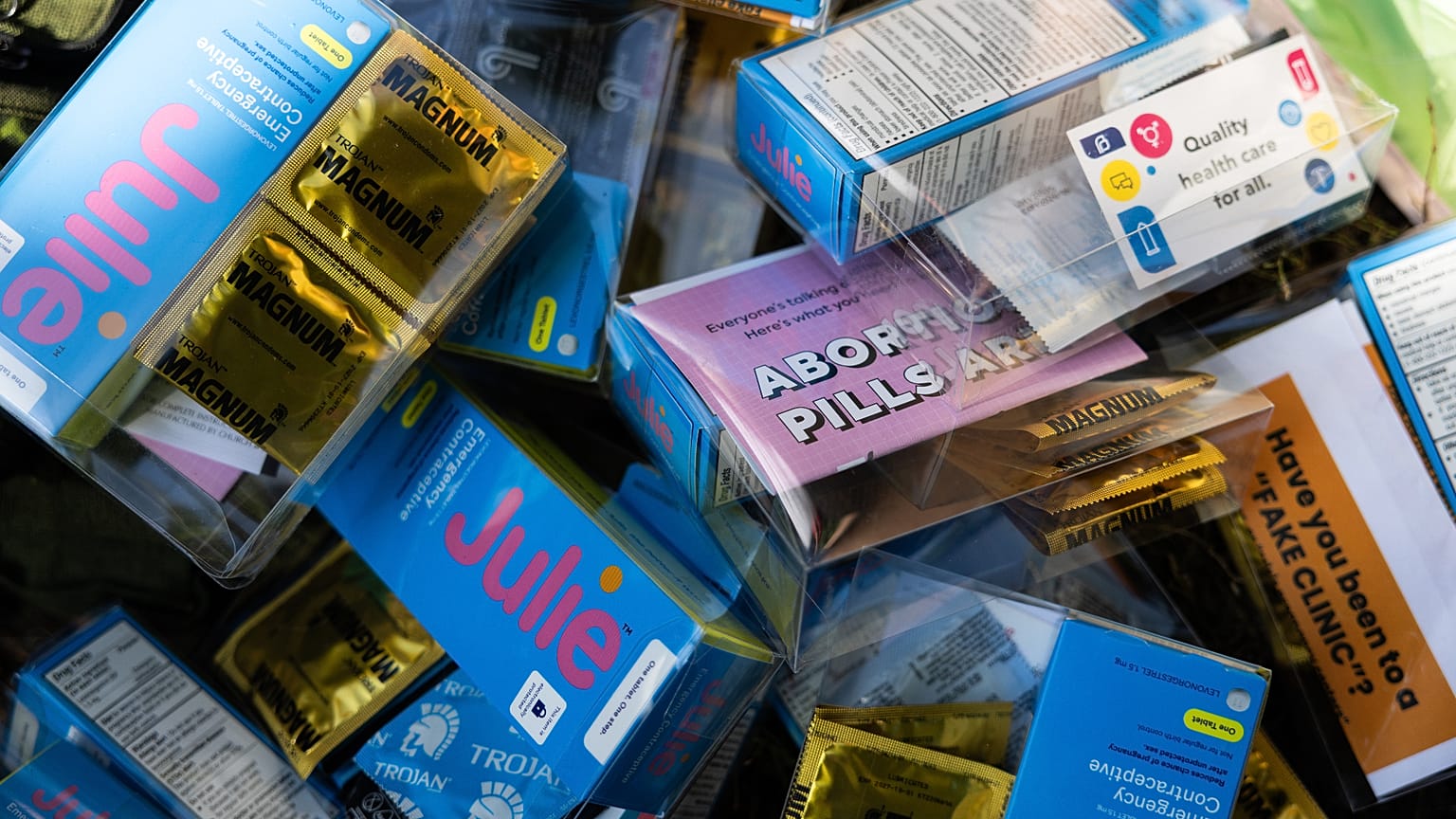 studenti della DePaul University preparano dei kit contenenti preservativi, materiale informativo sulla salute sessuale e contraccettivi d'emergenza, 28/9/2025