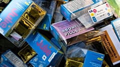 studenti della DePaul University preparano dei kit contenenti preservativi, materiale informativo sulla salute sessuale e contraccettivi d'emergenza, 28/9/2025