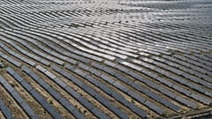 Painéis solares operam na Base Fotovoltaica Top Runner de Dalad Banner, na Mongólia Interior, norte da China, em 12 de junho de 2026