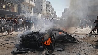 فلسطينيون يتجمعون حول حطام سيارة محترقة عقب غارة شنها الجيش الإسرائيلي في مدينة غزة، يوم الاثنين 31 أغسطس 2026.