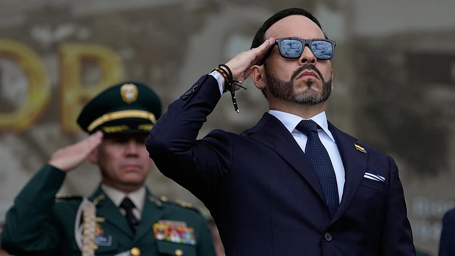 Abelardo de la Espriella realiza el saludo militar 