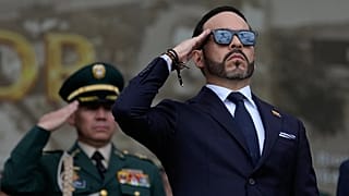 Abelardo de la Espriella realiza el saludo militar 
