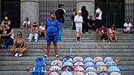 Un vendedor ambulante vende abanicos cerca del Palacio Real de Madrid, España, el 20 de agosto de 2026. 