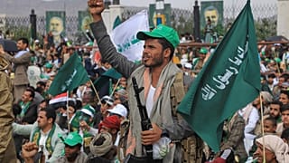 أحد أنصار الحوثيين يهتف بشعارات خلال مظاهرة بمناسبة عيد ميلاد النبي محمد، المعروف باسم المولد، في صنعاء، اليمن، الثلاثاء 25 أغسطس 2026.