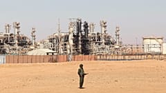 Un soldato algerino è di guardia all'impianto di gas di Ain Amenas, 31 gennaio 2013
