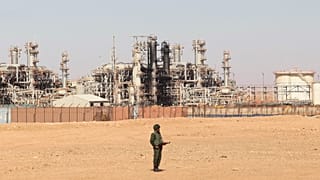 Un soldado argelino hace guardia en la planta de gas de Ain Amenas, el 31 de enero de 2013