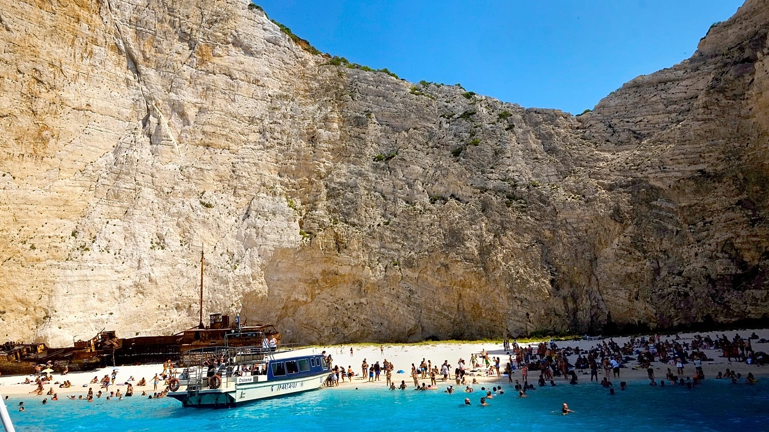 Praia de Navagio, também conhecida como Shipwreck Beach, na ilha de Zakynthos, a oeste da Grécia. 8 de setembro 2017