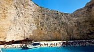 Praia de Navagio, também conhecida como Shipwreck Beach, na ilha de Zakynthos, a oeste da Grécia. 8 de setembro 2017