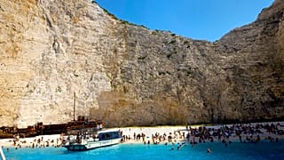Praia de Navagio, também conhecida como Shipwreck Beach, na ilha de Zakynthos, a oeste da Grécia. 8 de setembro 2017