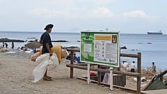 Imigrant, który przedostał się do Ceuty, na jednej z plaż miasta