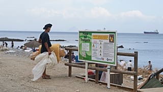 Un inmigrante que cruzó a Ceuta, en una de las playas de la ciudad.