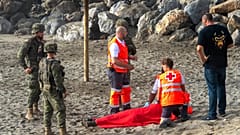 Sabato 1 agosto 2026, soldati dell'esercito spagnolo e volontari della Croce Rossa soccorrono un migrante che ha nuotato dal Marocco all'enclave spagnola di Ceuta.