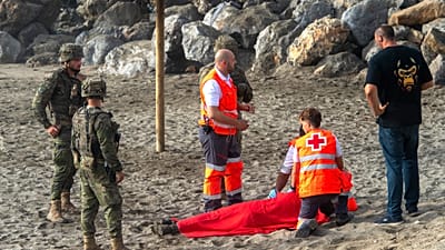 Des soldats de l'armée espagnole et des volontaires de la Croix-Rouge portent secours à un migrant qui a nagé du Maroc jusqu'à Ceuta, le samedi 1er août 2026