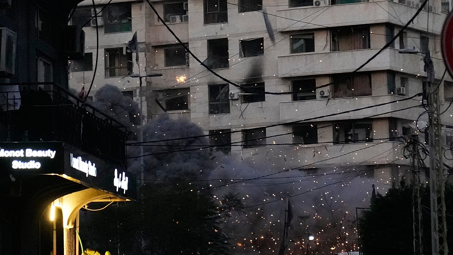 يتصاعد الدخان من قنبلة انفجرت سابقاً بينما تسقط قنبلة أخرى، في أعلى الوسط، من طائرة إسرائيلية باتجاه مبنى في وسط بيروت، لبنان، الأربعاء 18 مارس 2026. (صورة من وكالة أسوشيتد بر