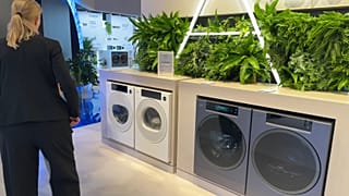 Machines à laver en vente dans un magasin