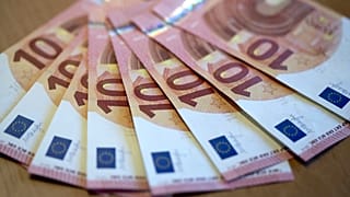 New ten euro banknotes are shown in Duesseldorf, Germany, 28 August 2014. The German Federal Bank has unveiled the new banknotes.