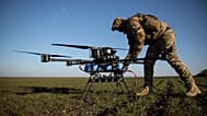 Ficheiro – Militar ucraniano prepara drone de ataque Vampire perto da linha da frente, na região de Donetsk, Ucrânia, sábado, 8 de fevereiro de 2025. (Foto AP/Roman Chop)