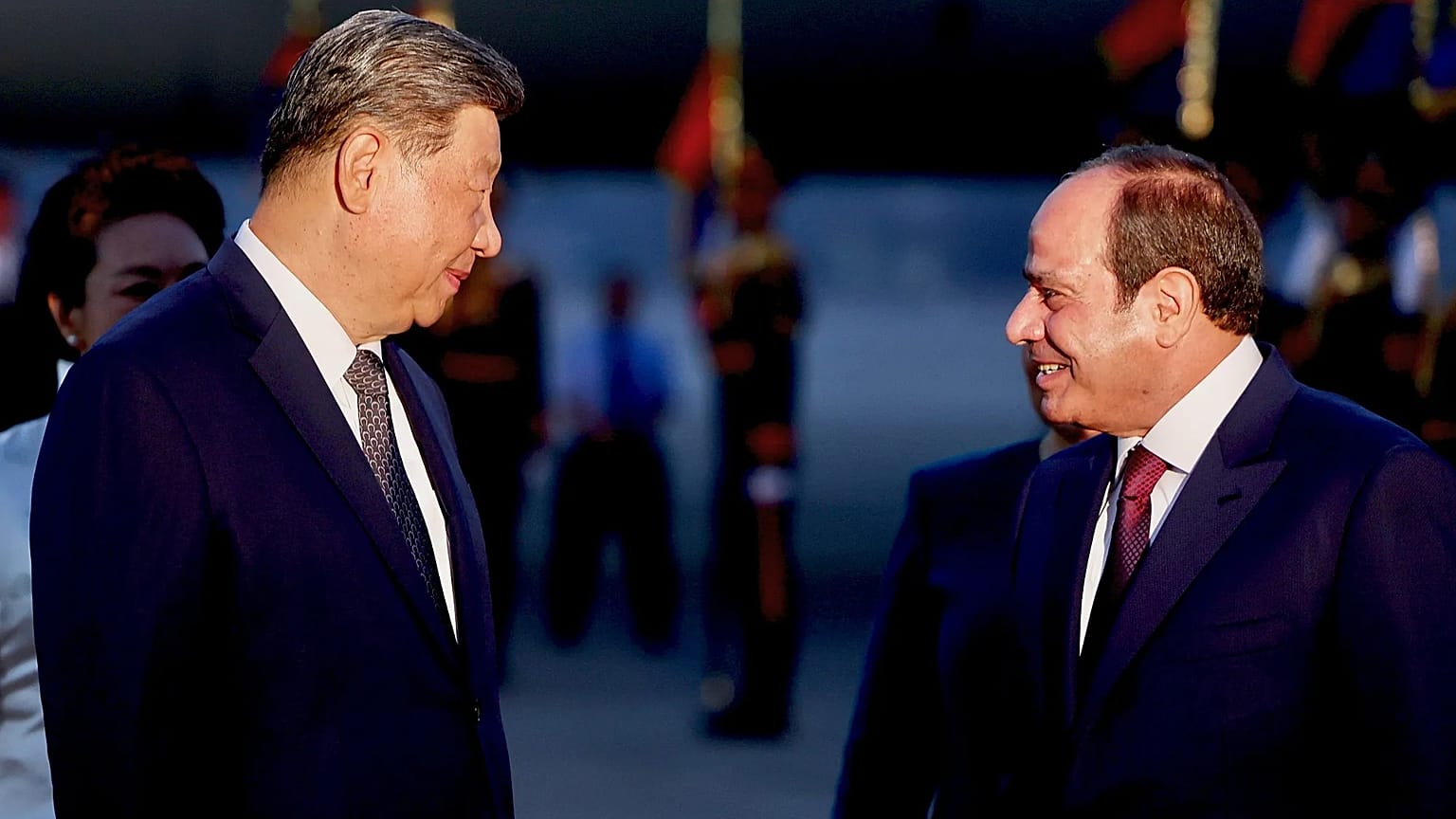 Ägyptens Präsident Abdel-Fattah al-Sisi empfängt Chinas Staatschef Xi Jinping bei dessen Ankunft am Internationalen Flughafen Kairo zu einem Staatsbesuch.