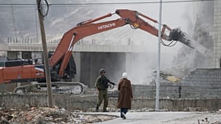 قامت القوات الإسرائيلية بهدم منزلين في مدينة نابلس الفلسطينية، شمال الضفة الغربية، يوم الاثنين 31 أغسطس/آب 2026. (صورة من وكالة أسوشييتد برس/مجدي محمد)