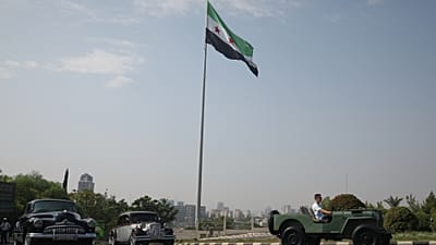 ويتبعه أشقاؤه، بشرى حفار يقود سيارة جيب ويليز، التي قام والده وسيم بترميمها، عبر دمشق، سوريا، الجمعة 14 أغسطس 2026. (AP Photo/غيث السيد)