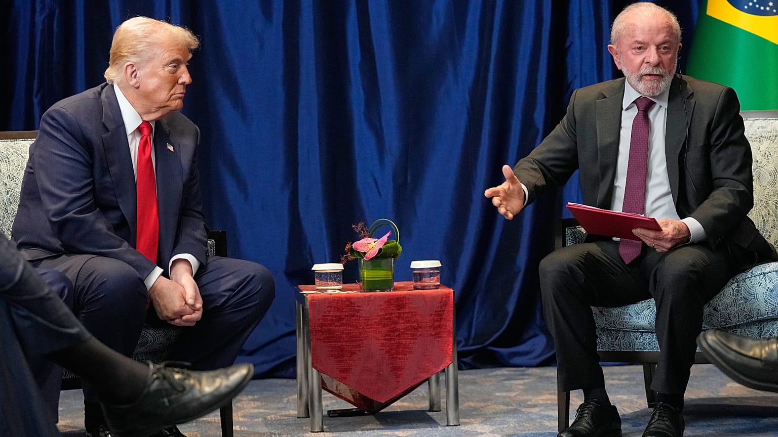ARQUIVO (26.10.2025). O presidente Donald Trump reúne-se com o presidente do Brasil, Luiz Inácio Lula da Silva, à margem da Cimeira da ASEAN, em Kuala Lumpur
